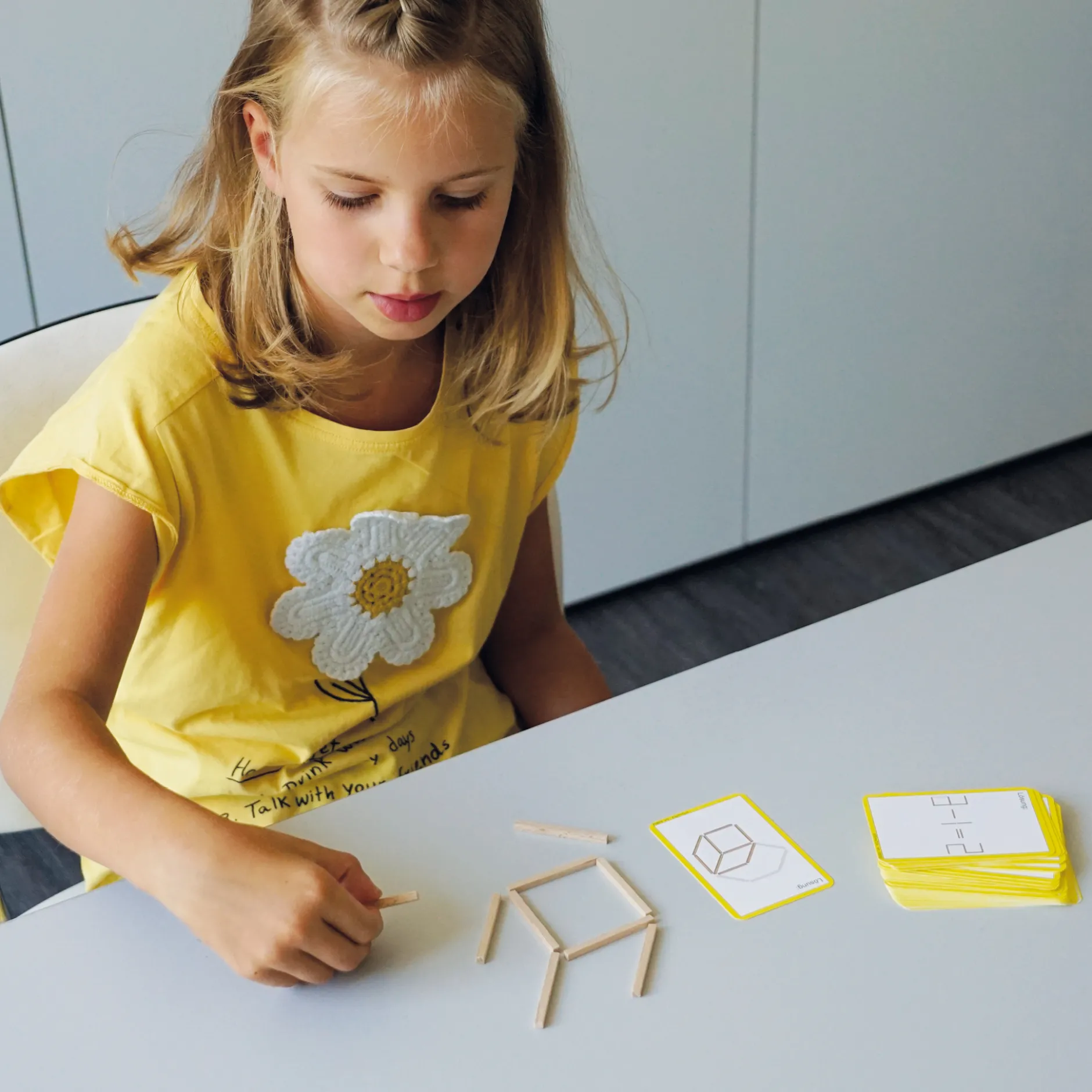 Holz-Stäbchen-Spiel im Etui